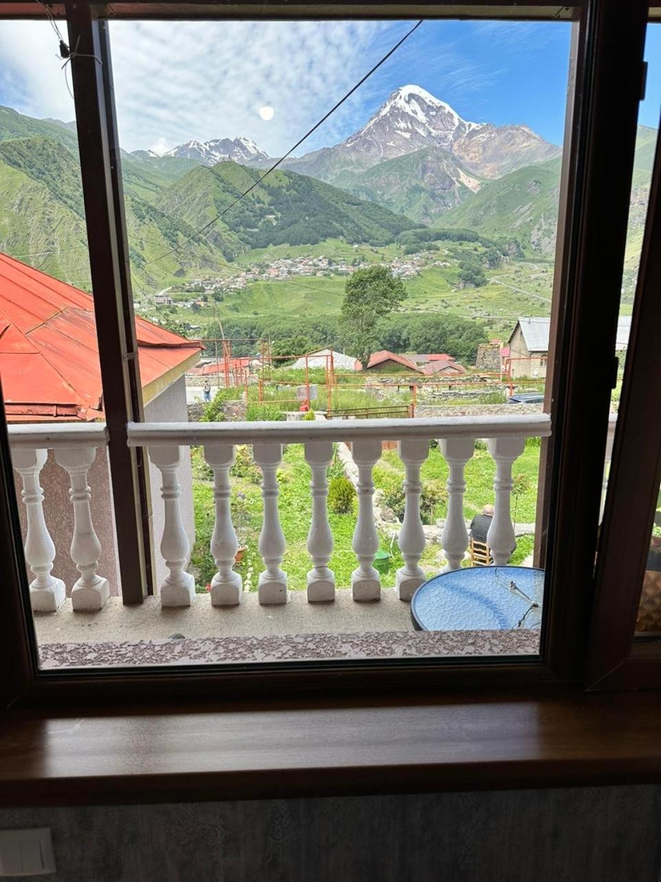 Roza Guesthouse Kazbegi Exterior foto