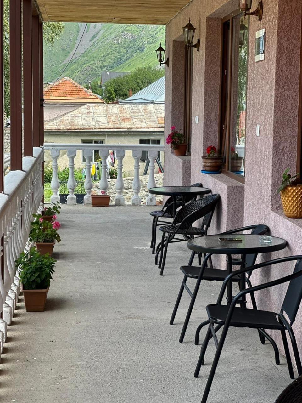 Roza Guesthouse Kazbegi Exterior foto